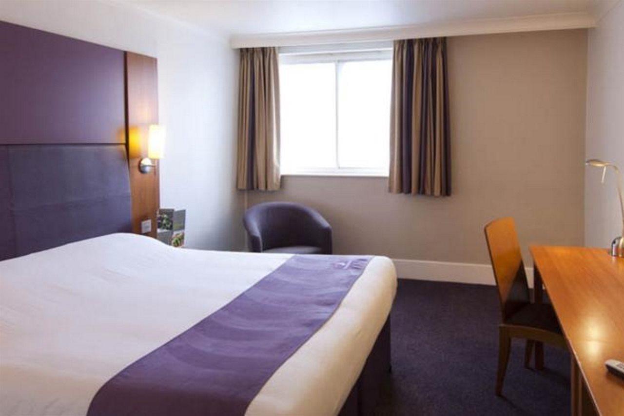 Premier Inn Taunton Central Exterior foto