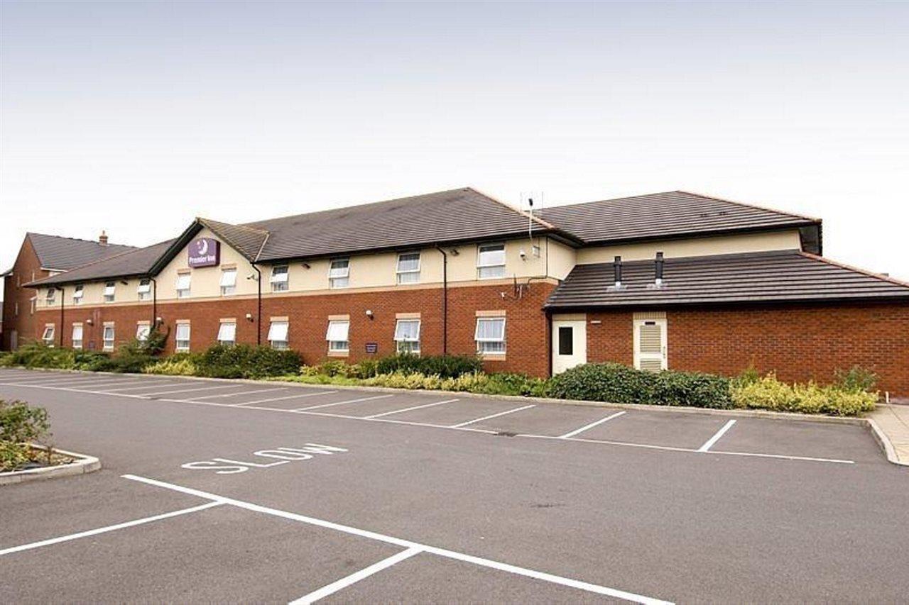 Premier Inn Taunton Central Exterior foto