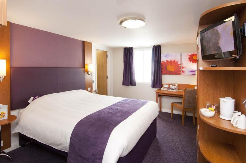 Premier Inn Taunton Central Exterior foto