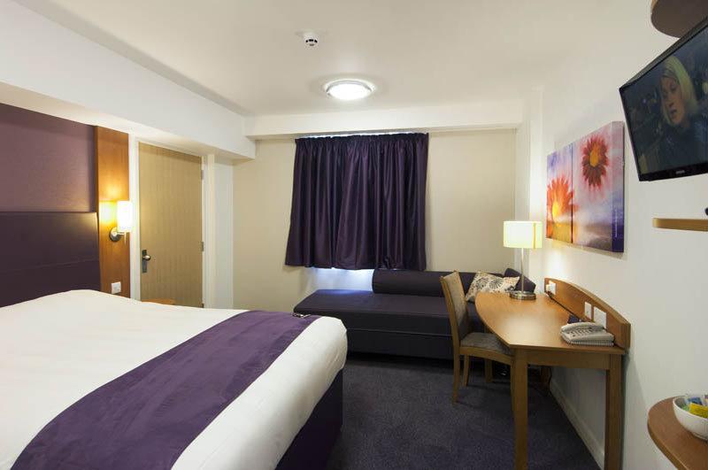 Premier Inn Taunton Central Exterior foto